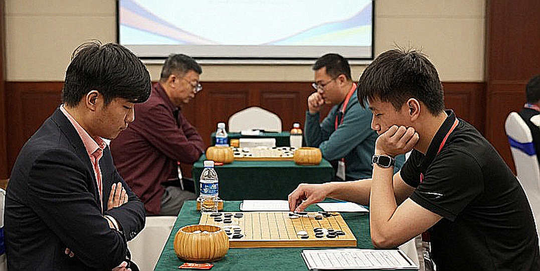 Carlsen xếp Sindarov cửa trên: Gukesh, cái trần cao và một hoài nghi về thể thức Carlsen xếp Sindarov cửa trên: Gukesh, cái trần cao và một hoài nghi về thể thức