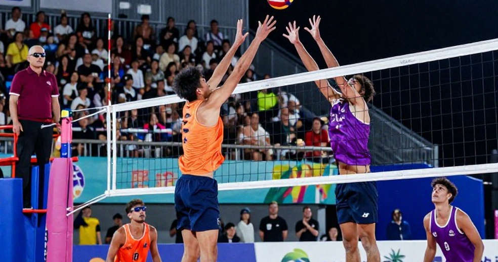 Bugatti Veyron mạ chrome của Alonso và 3 điểm của Aston Martin: một mùa giải, hai câu chuyện Bugatti Veyron mạ chrome của Alonso và 3 điểm của Aston Martin: một mùa giải, hai câu chuyện