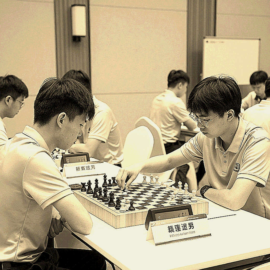 Carlsen, lời khen hiếm hoi và kẻ trẻ tuổi từ chối hòa