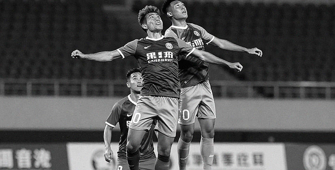 Ninh Bình 4-3 HAGL: Hai thẻ đỏ, bảy bàn thắng và bài học nhịp điệu từ phòng thay đồ