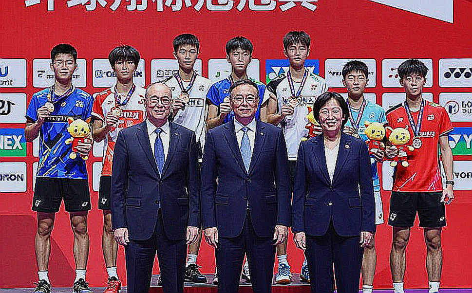 Alwi Farhan Spars With Kento Momota in Tokyo: One Session, Two Eras of Men's Singles Badminton Alwi Farhan Spars With Kento Momota in Tokyo: One Session, Two Eras of Men's Singles Badminton